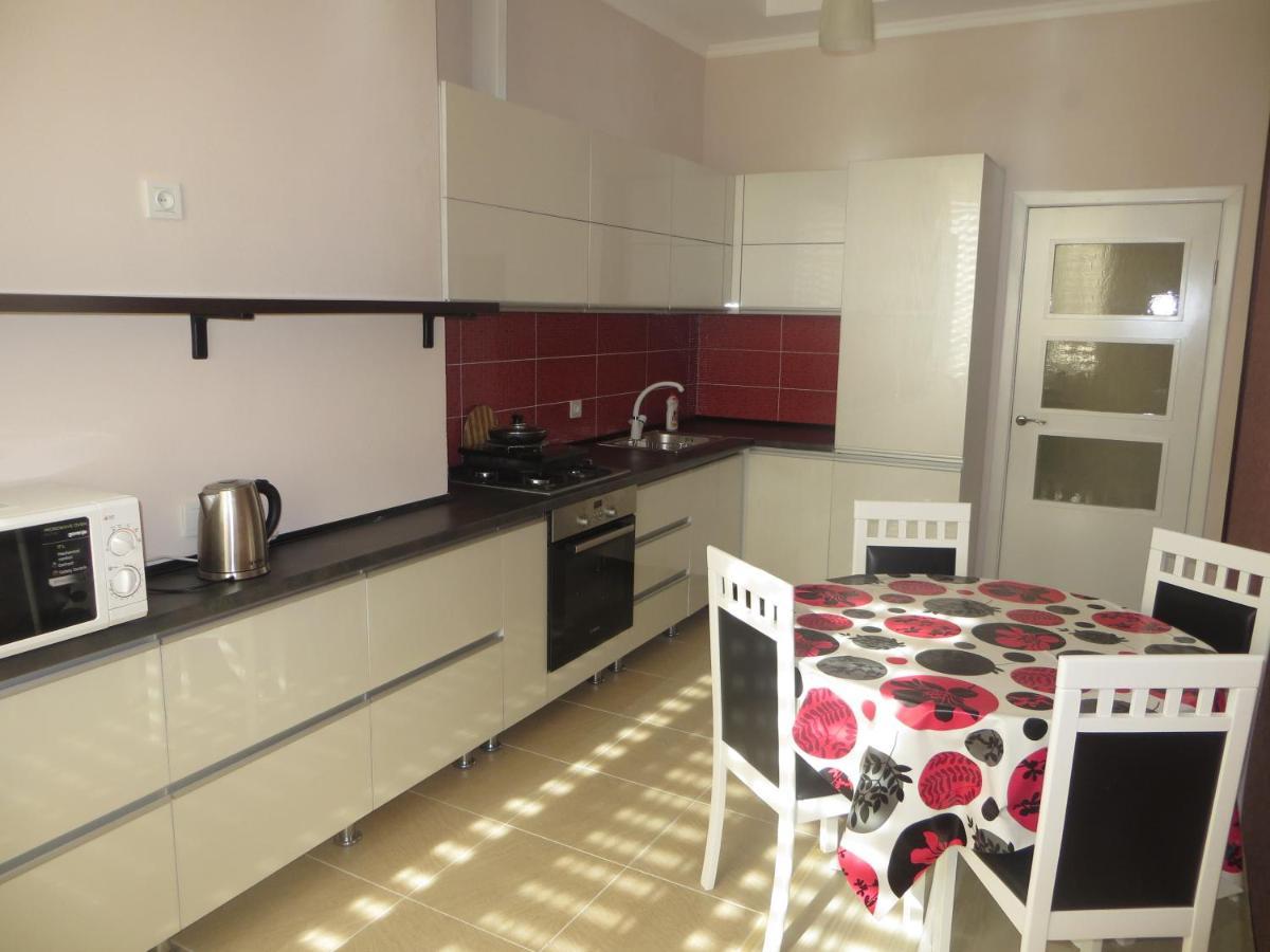 Yellow Apartment In The Center Of Bishkek Exterior photo